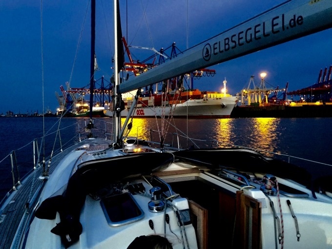 Ab/an HAMBURG. Lichterfahrt EXKLUSIV - ''Die Elbe bei Nacht'' - außergewöhnlicher Segeltörn ab Sonnenuntergang!