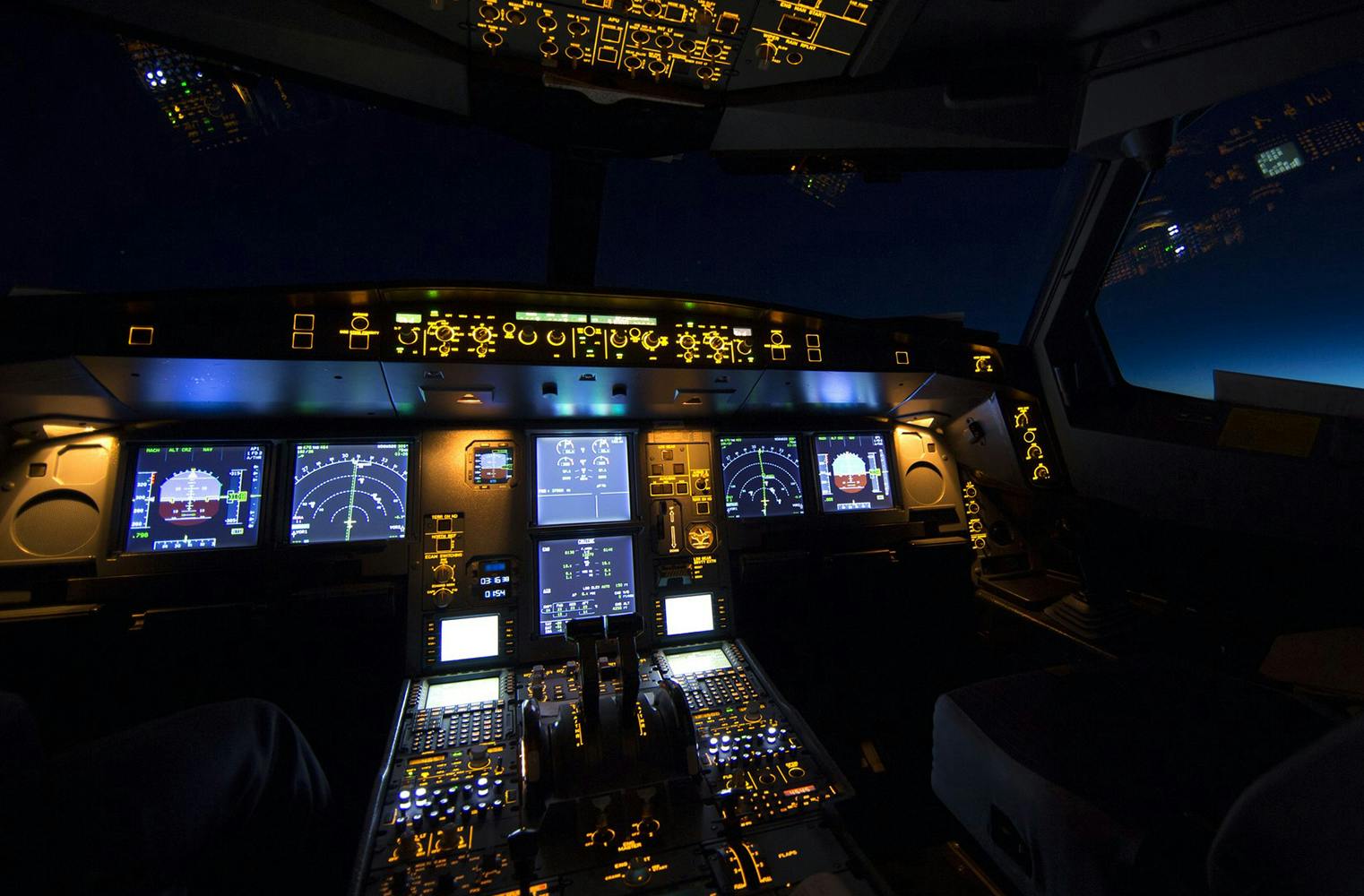 Pilot Im Cockpit des Airbus A320 Flugsimulators | 60 Min. 