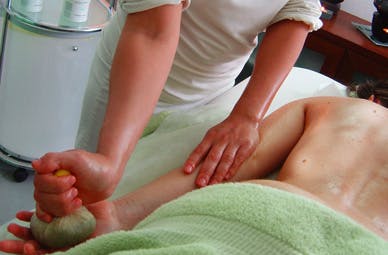 Kräuterstempel Massage | 60 Minuten Massage